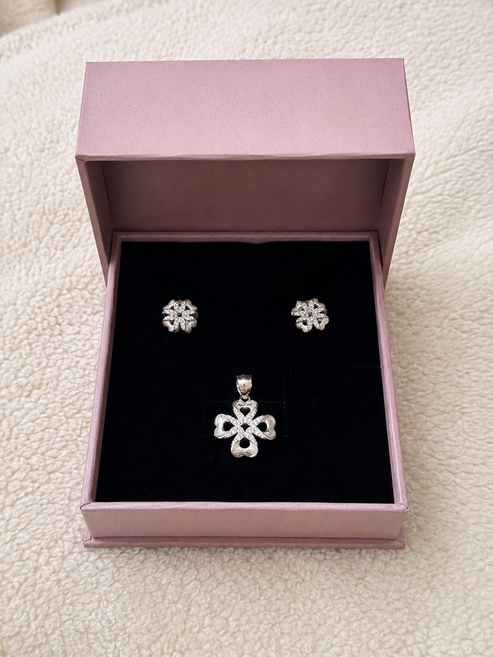 Vaanika – 925 Sterling Silver Floral Pendant & Stud Earring Set with Semi-Precious Stones